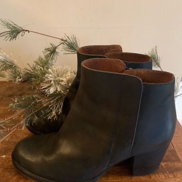 Kurt Geiger London Black Leather Bootie size 40 or 8.5 - Picture 2 of 10